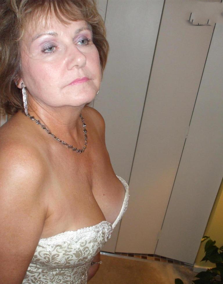 Rassige Milfs wollen ein lustvolles Abenteuer.